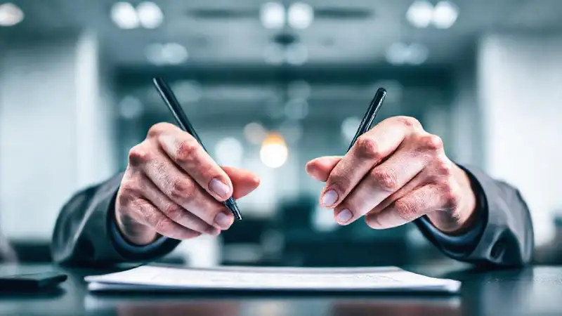 Firmas oficiales en ambiente profesional serio